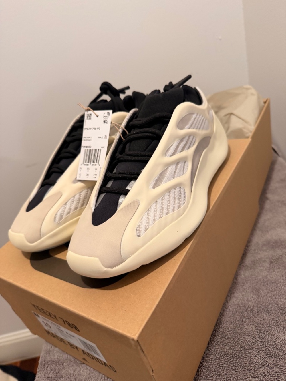 NIB Adidas Yeezy 700 | V3 "Azael" Sneakers Cream Black US 10 Glow in the Dark 3M